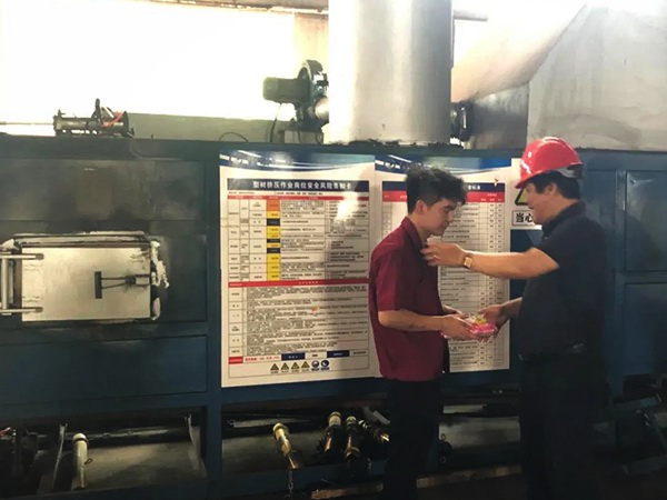 慰问奋战在高温下的大红鹰dhy铝业一线工人