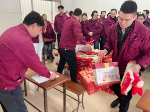 张家港大红鹰dhy铝业暖心慰问活动 图2